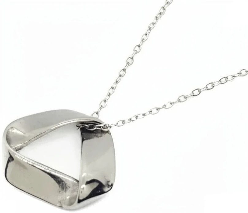 Cadena de acero quirurgico con dije triangulo 24mm 40cm + 5cm